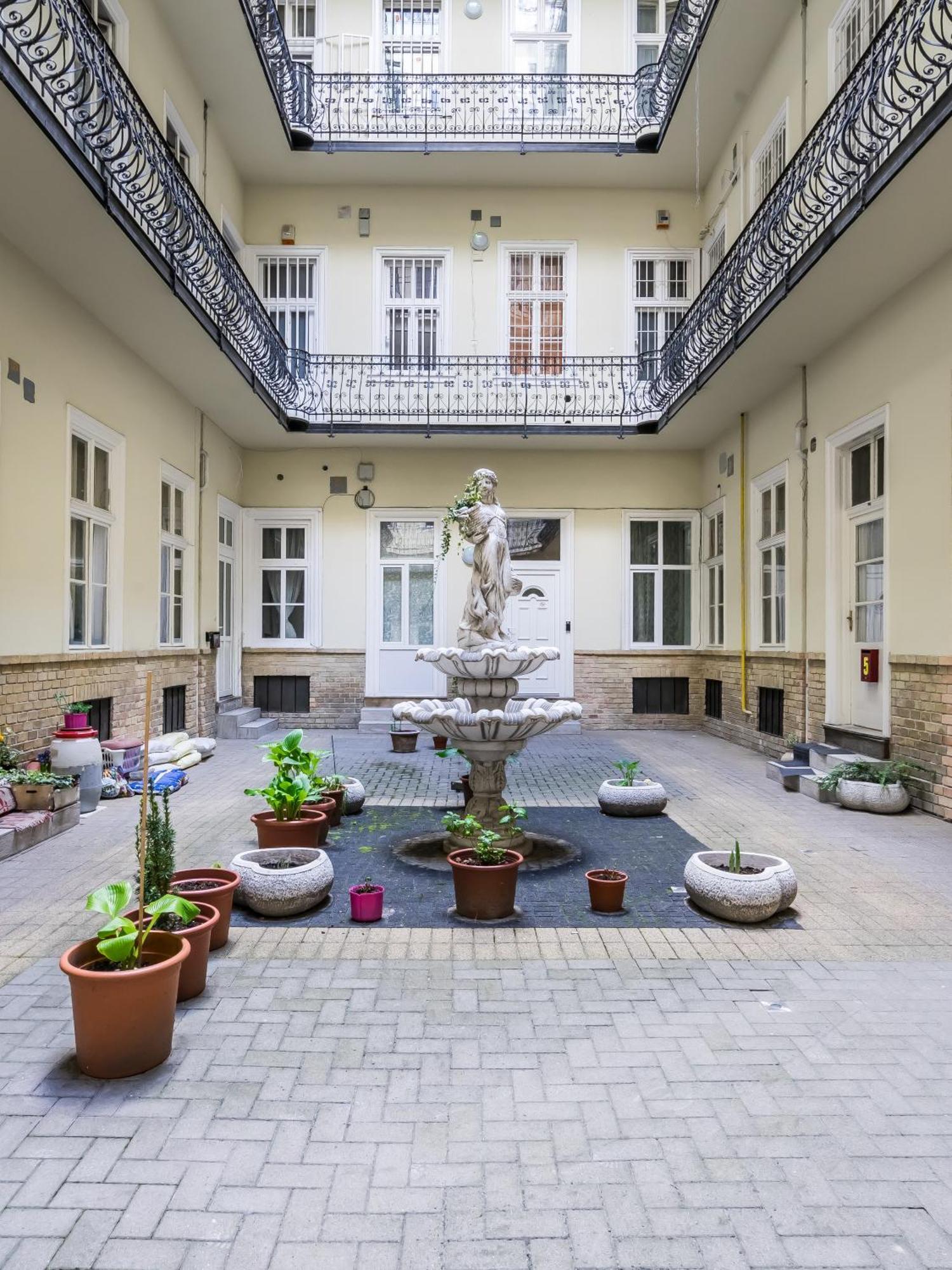 Cozy 2 Bedroom 2 Bathroom Apartment In The City Centre بودابست المظهر الخارجي الصورة